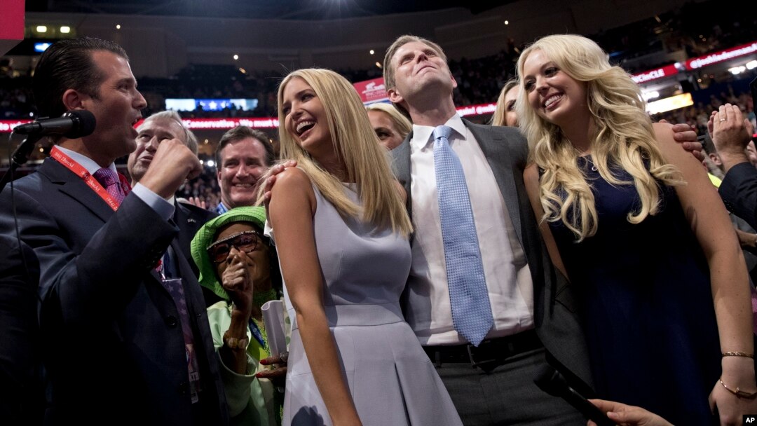 Dün gece Kurultay'a gelmeyen Donald Trump'ın kızları Ivanka ve Tiffany Trump'la oğulları Eric ve Donald Trump Jr. babalarının adaylığının resmileşmesini kutluyor