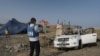 Співробітник ООН оглядає автомобіль гуманітарної організації "Світова центральна кухня", який постраждав внаслідок ізраїльського повітряного удару в центральній частині Гази 2 квітня 2024 року. (Фото: AFP)