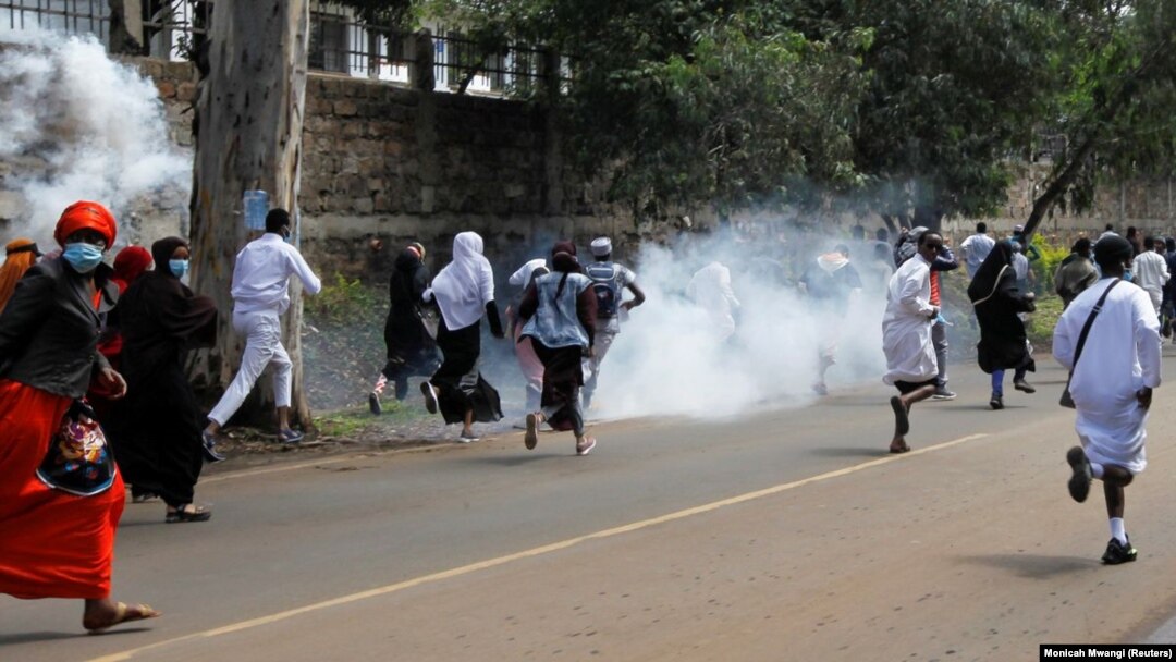 Abapolisi muri Kenya bashwiragiza abari mu myiyerekano 