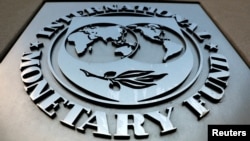 FILE: Logo Dana Moneter Internasional (IMF) pada kantor pusat IMF di Washington.