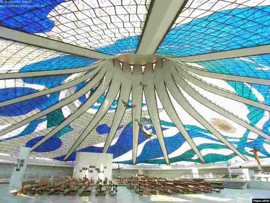 Aspecto interior da Catedral Metropolitana de Nossa Senhora da Aparecida, em Bras&iacute;lia