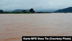 Air Danau Tiu di kecamatan Petasia Barat, berwarna merah kecoklatan yang diduga Jatam Sulawesi Tengah akibat kegiatan pertambangan nikel di bagian hulu. (Foto: Karto-BPD Desa Tiu)