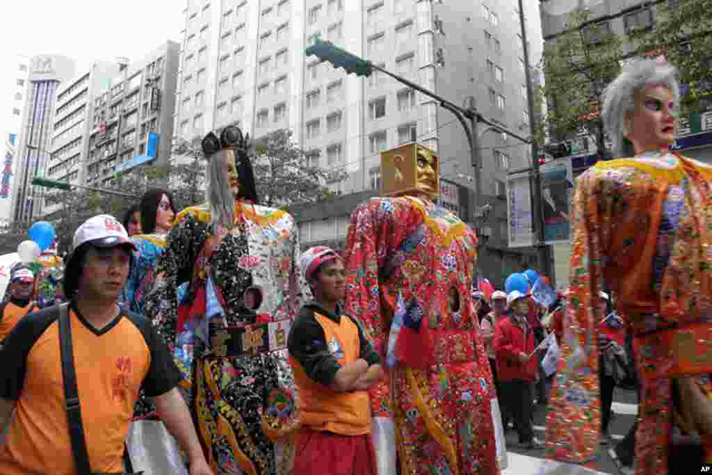 国民党1月8号在台北举行“为台湾赞出来”大游行(美国之音赵婉成拍摄)