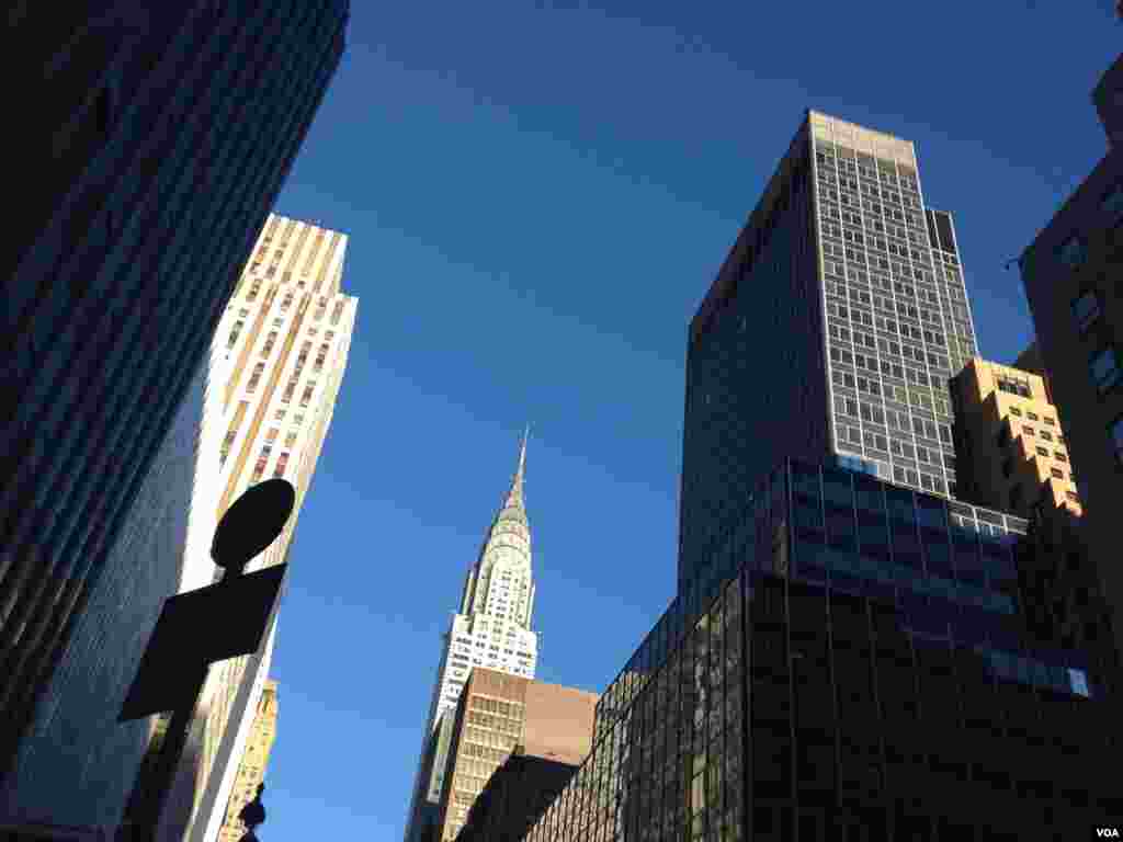 El edificio Empire State al fondo, entre otros edificios de Nueva York [Foto: Ramon Taylor, VOA].