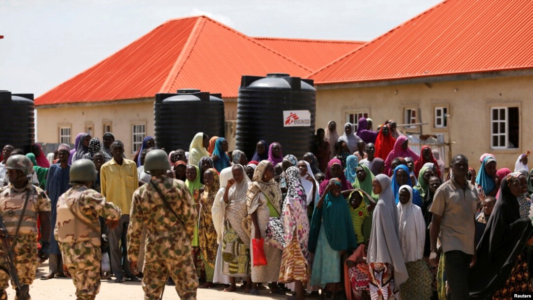 Abajejwe umutekano bariko baratondeka abanyagihugu mw'ikambi bahungiyemwo muri reta ya Borno, muri Nijeriya, kw'italiki ya 29/08/2016.