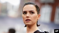 Daisy Ridley posa para los fotógrafos a su llegada a la proyección de la película 'Young Woman and the Sea' en Londres, el miércoles 29 de mayo de 2024.