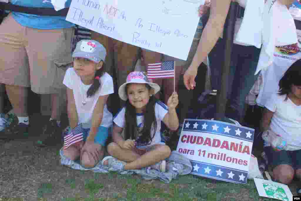 Familias enteras acompa&ntilde;adas por sus hijos se hicieron presentes durante la gran concentraci&oacute;n por la reforma migratoria en Washington, el mi&eacute;rcoles 10 de abril.