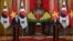 윤석열(왼쪽) 한국 대통령과 보 반 트엉 베트남 국가주석이 23일 하노이 주석궁에서 회담 직후 공동회견하고 있다. 