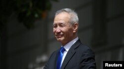 지난 5월 미-중 고위급 무역 회담을 위해 워싱턴을 방문한 류허 중국 국무원 경제담당 부총리가 미 무역대표부 청사를 빠져나오고 있다. 