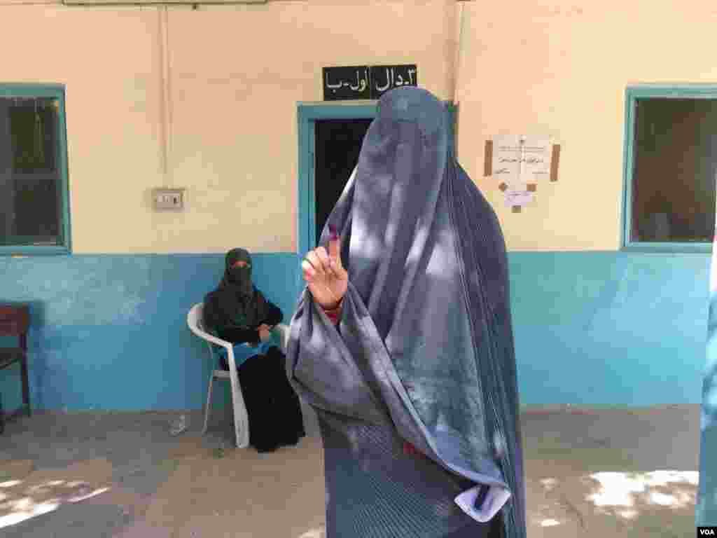 در قندهار نیز زنان برای رای&zwnj;دهی به مراکز انتخاباتی رفتند