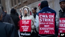 Verizon workers picket in front of a company facility in New York, April 13, 2016. Tens of thousands of Verizon landline and cable workers on the East Coast walked off the job after little progress in negotiations since their contract expired nearly eight months ago.