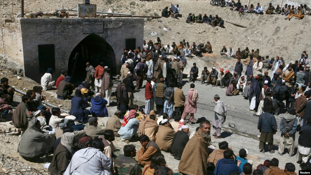 Kerumunan massa di luar pintu masuk tambang batubara pasca ledakan yang dipicu oleh gas metana di kawasan Surran, sekitar 35 km timur Quetta, provinsi Baluchistan, 20 Maret 2011. (Foto: dok).