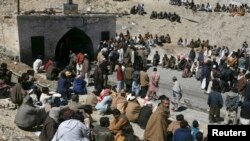 Kerumunan massa di luar pintu masuk tambang batubara pasca ledakan yang dipicu oleh gas metana di kawasan Surran, sekitar 35 km timur Quetta, provinsi Baluchistan, 20 Maret 2011. (Foto: dok).