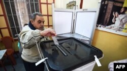 Un Egyptien vote lors du premier jour de l'élection présidentielle dans un bureau de vote au Caire, en Égypte, le 27 mars 2018.