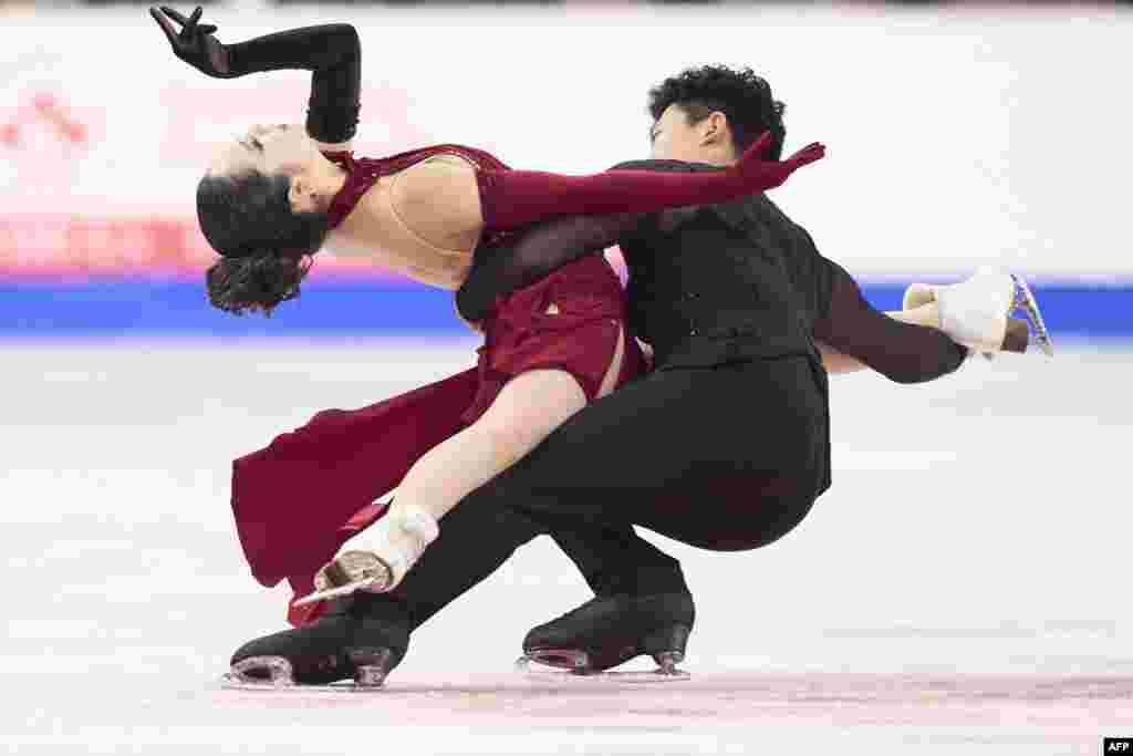 Hannah Lim (kiri) dan Ye Quan dari Korea Selatan menari bebas dalam kompetisi iceskating pada ISU Grand Prix of Figure Skating 2024 di Scotiabank Center di Halifax, Nova Scotia, Kanada. (AFP)&nbsp;