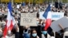 Orang-orang berkumpul di Place de la Republique di Paris, untuk memberikan penghormatan kepada Samuel Paty, guru bahasa Prancis yang dipenggal kepalanya, Perancis, 18 Oktober 2020. (Foto: Reuters)