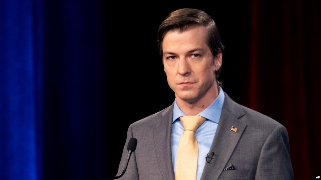 El libertario Chase Oliver, candidato por Georgia al Senado federal, escucha durante un debate, el 16 de octubre de 2022, en Atlanta. 