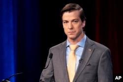 ARCHIVO - El libertario Chase Oliver, candidato al escaño en el Senado de Estados Unidos por Georgia, escucha durante un debate, el 16 de octubre de 2022, en Atlanta, Georgia.