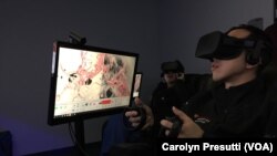 Mahasiswa Fakultas Kedokteran Stanford mengunakan teknologi realita maya atau virtual reality untuk bedah saraf.