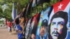 Un vendedor vende camisetas que promocionan al presidente nicaragüense Daniel Ortega y al partido gobernante Frente Sandinista de Liberación Nacional en Managua, Nicaragua, el viernes 17 de julio. 2020. (Foto AP/Alfredo Zúñiga)