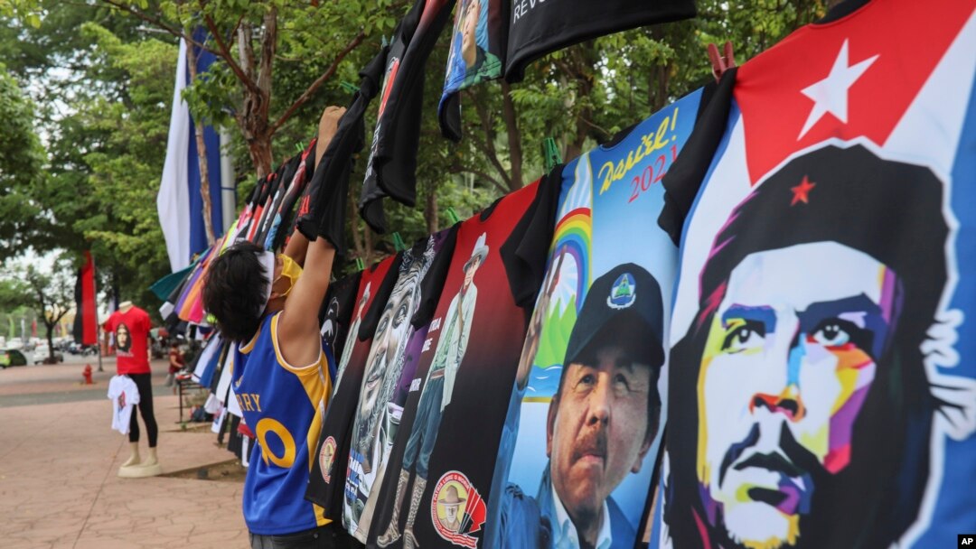 Un vendedor vende camisetas que promocionan al presidente nicaragüense Daniel Ortega y al partido gobernante Frente Sandinista de Liberación Nacional en Managua, Nicaragua, el viernes 17 de julio. 2020. (Foto AP/Alfredo Zúñiga)