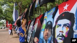 Un vendedor vende camisetas que promocionan al presidente nicaragüense Daniel Ortega y al partido gobernante Frente Sandinista de Liberación Nacional en Managua, Nicaragua, el viernes 17 de julio. 2020. (Foto AP/Alfredo Zúñiga)