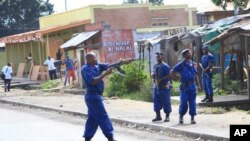 Umupolisi ariko ararasa mu kibanza kirmwo abagira imyiyerekano kugira ababuze gushikira ibarabara rikuru.