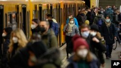 Moun nan yon stasyon transpo piblik nan vil Berlin nen peyi Almay mete mask pou pwoteje tet yo kont kowonaviris la, 30 Nov. 2021.