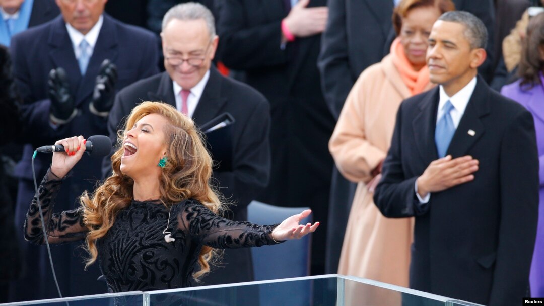 Presiden Barack Obama dan Senator Charles Schumer mendengarkan penyanyi Beyonce membawakan lagu kebangsaan pada upacara pelantikan Obama (21/1). (Foto: Reuters)