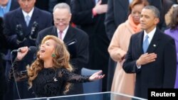 El presidente Barack Obama y el senador Charles Schumer disfrutan de la interpretación del himno nacional a Beyoncé. 