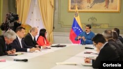 El presidente Nicolas Maduro con parte del gabinete ministerial en cadena nacional para anunciar la expansión del nuevo cobro de gasolina a todo el país.