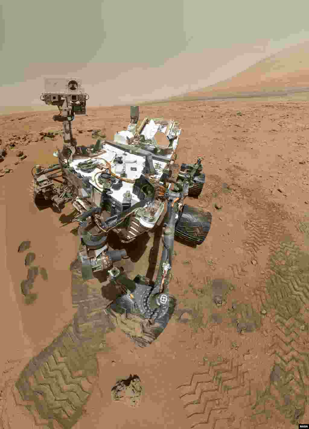 6 Ağustos: Amerikan Uzay ve Havacılık Dairesi, NASA'nın Mars&rsquo;a yolladığı gezginci ara&ccedil;, Curiosity,kızıl gezegene başarıyla indi.