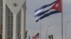 Banderas de Cuba y Estados Unidos ondean fuera de la embajada estadounidense en La Habana, Cuba, el martes 14 de enero de 2025. 