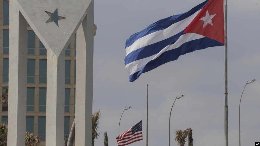 Banderas de Cuba y Estados Unidos ondean fuera de la embajada estadounidense en La Habana, Cuba, el martes 14 de enero de 2025. 