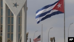 Banderas de Cuba y Estados Unidos ondean fuera de la embajada estadounidense en La Habana, Cuba, el martes 14 de enero de 2025. 