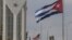 Banderas de Cuba y Estados Unidos ondean fuera de la embajada estadounidense en La Habana, Cuba, el martes 14 de enero de 2025. 