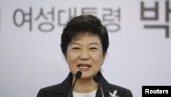 20일 한국 새누리당 당사에서 기자회견 중인 박근혜 당선자.