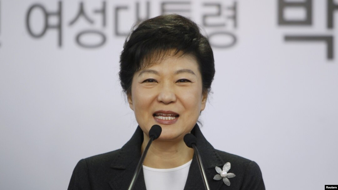 Presiden terpilih Korea Sletan, Park Geun-hye berpidato dalam sebuah jumpa pers di kantor Partai Saenuri di Seoul (20/12). 