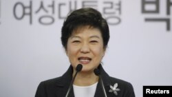 Presiden terpilih Korea Sletan, Park Geun-hye berpidato dalam sebuah jumpa pers di kantor Partai Saenuri di Seoul (20/12). 