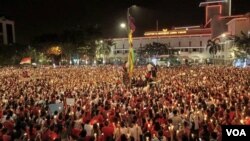 Ribuan orang dari berbagai kelompok dan golongan di Surabaya, menggelar aksi 1.000 Lilin untuk NKRI di Jalan Pahlawan, Surabaya, Jumat 12/5. (VOA/Petrus) 