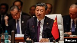រូបឯកសារ៖ ប្រធានាធិបតីចិន លោក Xi Jinping ថ្លែងនៅក្នុងកិច្ចពិភាក្សាមួយ ក្នុងអំឡុងកិច្ចប្រជុំកំពូល BRICS នៅទីក្រុង Johannesburg ប្រទេសអាហ្វ្រិកខាងត្បូង កាលពីថ្ងៃទី ២៣ ខែសីហា ឆ្នាំ ២០២៣។ 