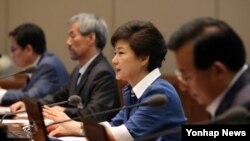박근혜 한국 대통령(오른쪽 두번째)이 3일 청와대에서 열린 수석비서관회의에서 원전비리 문제, 탈북자 문제 등 현안에 대해 발언하고 있다.