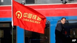 资料照片：在塞尔维亚贝尔格莱德，一名工人在布达佩斯和贝尔格莱德之间由中国主要投资的铁路线工地上走过。（2017年11月28日）