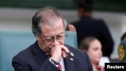 FOTO DE ARCHIVO: El presidente de Colombia, Gustavo Petro, reacciona durante la ceremonia de nombramiento del nuevo Comandante en Jefe de las Fuerzas Militares de Colombia, Almirante Francisco Cubides, en la Escuela Militar de Cadetes José María Córdova en Bogotá, Colombia.