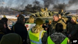 El presidente ucraniano, Petro Poroshenko, habla con los soldados durante un entrenamiento militar en una base militar en la región de Chernihiv, Ucrania, el miércoles 28 de noviembre de 2018. 