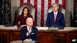 조 바이든 미국 대통령이 7일 상하원 합동회의에서 케빈 매카시 하원의장(오른쪽)과 카멀라 해리스 부통령이 지켜보는 가운데 국정연설을 하고 있다. 