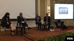 World Bank's country director and economists met at a conference to discuss Cambodia's economic growth, Phnom Penh, Cambodia, November 22, 2017. (Hul Reaksmey/VOA Khmer) 