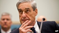 El cese de Mueller, que investiga una presunta colusión entre el equipo de campaña de Trump y Rusia y también una posible obstrucción a la justicia del mandatario, se considera una línea roja en las filas demócrata y republicana, aunque en la Casa Blanca ya no parece un tema tabú.