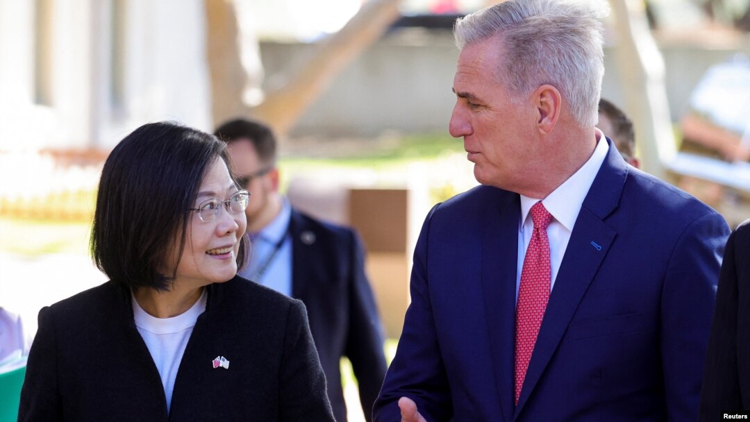 Presiden Taiwan Tsai Ing-wen bertemu dengan Ketua DPR AS Kevin McCarthy, di Simi Valley, California, pada 5 April 2023. (Foto: Reuters/David Swanson)