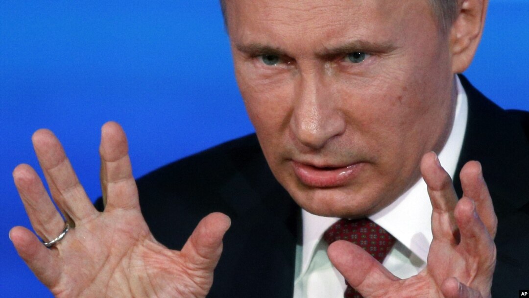 Presiden Rusia Vladimir Putin dalam sebuah wawancara di Moskow (20/12). (AP/Alexander Zemlianichenko)